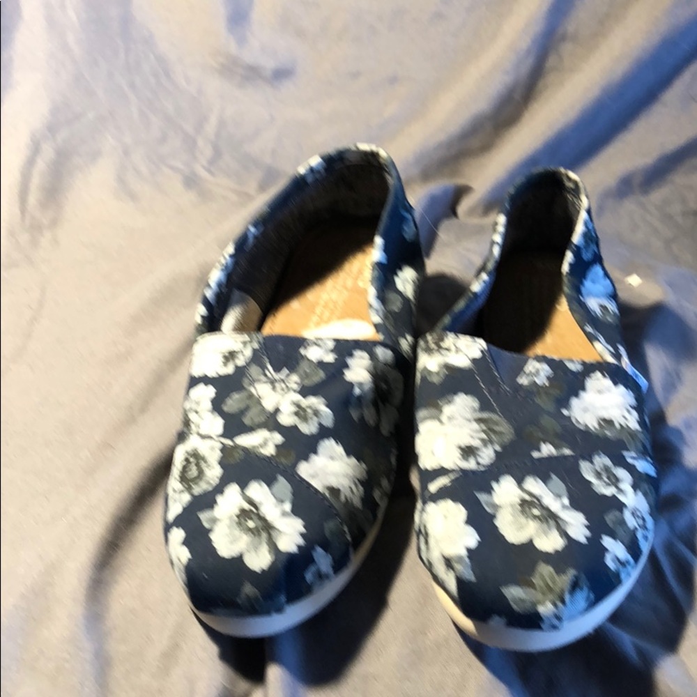 Tom’s size 6 floral flat